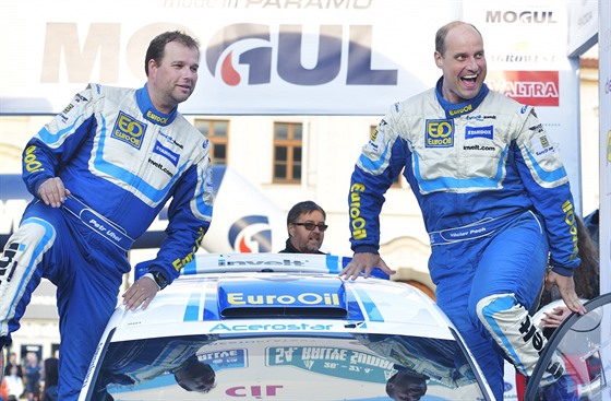 Petr Uhel (vlevo) a Václav Pech slaví výhru v Rallye umava Klatovy