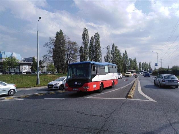 Dobrý den,dopravce About Me se adí za poslední dobu mezi ty nejhorí, bylo by moné jim ást midibusových linek odebrat. Podívejte se sami dalí vrak na lince a to jet mimo trasu. Pro tohoto dopravce jezdí cizinci a nebo dchodci.Tento dda by ml dost