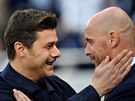 Trenéi Mauricio Pochettino (Tottenham, vlevo) a Erik ten Hag (Ajax) se zdraví...