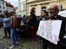 Lidé demonstrovali proti postupu ministra kultury Antonína Staka pi odvolání...