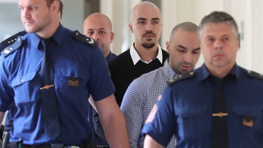 Na p�t a �est let odsoudil M�stský soud v Praze Aräshe Nahviho a Armina Nahviho...