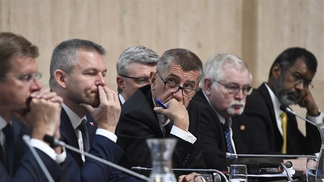 Zleva slovensk ministr hospodstv Peter iga, slovensk premir Peter Pellegrini, esk premir Andrej Babi, nastvajc ministr prmyslu a obchodu Karel Havlek (za Babiem), rumunsk ministr energetiky Anton Anton a generln editel OECD Nuclear Energy Agency William Magwood naslouchaj vystoupen vkonnho editele Mezinrodn energetick agentury Fatiha Birola na Evropskm jadernm fru (ENEF), kter zaalo 30. dubna 2019 v Praze.