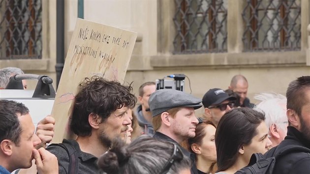 Demonstranti ped ministerstvem kultury volaj po konci Staka. (30. dubna 2019)