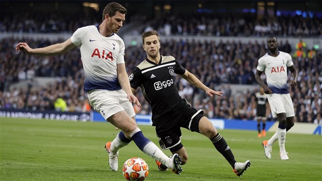 Joel Veltman z Ajaxu (vpravo) se sna zastavit Jana Vertonghena z Tottenhamu.