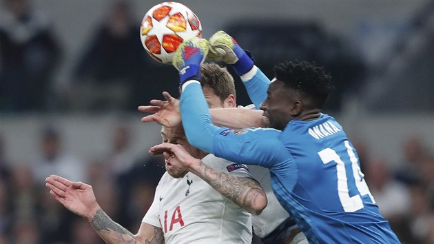 Glman Andr Onana (Ajax) jde oste do vzdunho souboje s obrnci Tottenhamu.