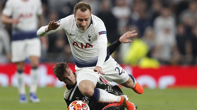 Tottenhamsk zlonk Christian Eriksen (v blm) pad po nedovolenm zkroku Nicolse Tagliafika z Ajaxu.