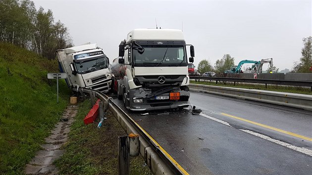 Dlnici D1 ve smru z Prahy do Brna v modernizovanm seku mezi 130  131,5 kilometrem dnes rno ochromily dv dopravn nehody kamion. Na mst se vytvoily nkolikakilometrov kolony.