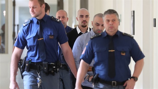 Na p�t a �est let odsoudil M�stsk� soud v Praze Ar�she Nahviho a Armina Nahviho za lo�sk� napaden� ��n�ka v centru Prahy. Mu�i byli ob�alov�ni z pokusu o vra�du, soud jejich �in nakonec klasifikoval jako t�k� ubl�en� na zdrav�. (30. dubna 2019)