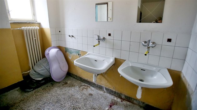 Podmínky pro bydlení v brněnské ubytovně v Olomoucké ulici jsou nedůstojné a zoufalé. Společnou koupelnu a kuchyň s dřezem, sporákem a jedním stolem sdílí lidi ze čtyř až osmi
pokojů. Na jednom z pater užívá jeden záchod až sedmnáct lidí.