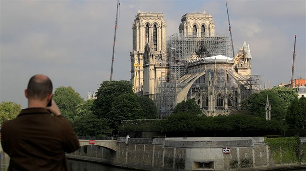 Pask katedrla Notre-Dam , jej velk st v polovin dubna shoela, je u pln chrnn ped rozmary poas. Hrozilo toti, e by ji pokodil d隝. (29. dubna 2019)