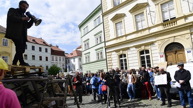 Maty Chochola zahjil demonstraci z improvizovanho pdia.