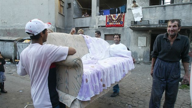 Lid se z domu hrzy u polikliniky odsthovali v roce 2006.