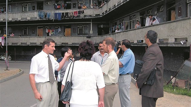 Situaci ve vsetnskm pavlaovm dom zjioval v roce 2004 tak zmocnnec vldy pro lidsk prva Jan Jaab (na snmku uprosted v rozhovoru se starostou Jim unkem).