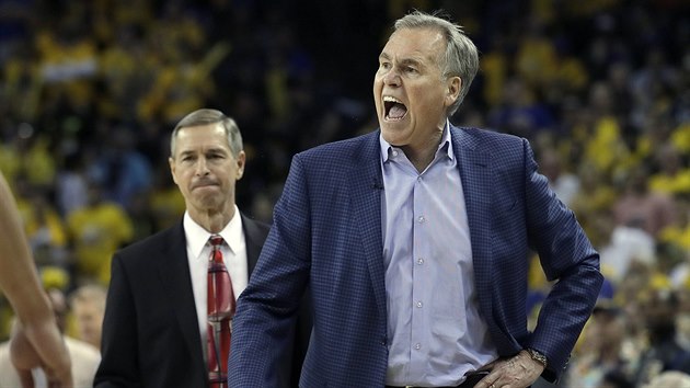 Houstonsk trenr Mike DAntoni (vpravo) se zlob, hned za nm jeho prvn asistent Jeff Bzdelik.