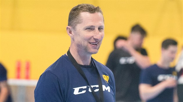 Trenér Antonín Stavjaňa vede kondiční trénink zlínských hokejistů.