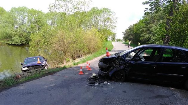 U Babic na Hradecku se srazila dv auta, jedno spadlo do rybnka (30. 4. 2019).