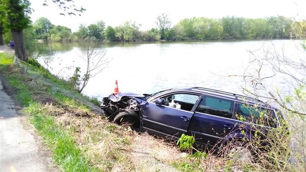 U Babic na Hradecku se srazila dv auta, jedno spadlo do rybnka (30. 4. 2019).