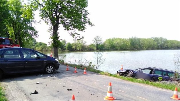 U Babic na Hradecku se srazila dv auta, jedno spadlo do rybnka (30. 4. 2019).