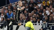 Donny van de Beek (Ajax) střílí úvodní gól zápasu semifinále Ligy mistrů na...