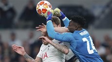 Gólman André Onana (Ajax) jde oste do vzduného souboje s obránci Tottenhamu.