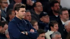 Tottenhamský trenér Mauricio Pochettino sleduje výkon svého celku v zápase...
