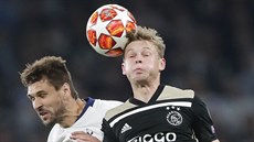 Frenkie de Jong z Ajaxu (vpravo) hlavikuje mí ped Fernandem Llorentem z...