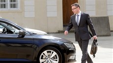 Nový ministr dopravy Vladimír Kremlík odjíždí ze slavnostního jmenování na...