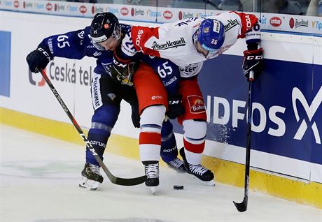 esk hokejista Michal epk (vpravo) bojuje u mantinelu se Sakarim Manninenem...
