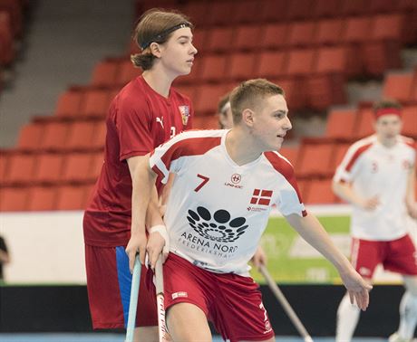 eský juniorský florbalista Matj Havlas (vlevo) v duelu s Dánskem.
