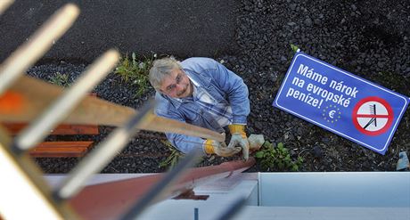 Starosta Poustky Jan Ryba vyvuje hráb na stoár na obecním úad jako...