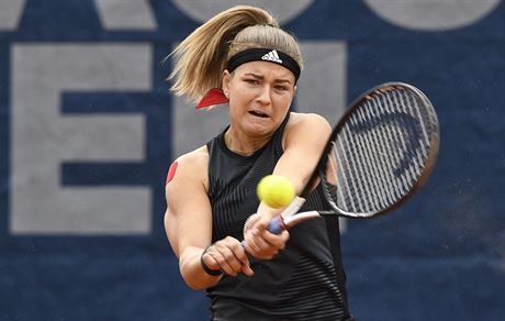 Karolína Muchová hraje bekhend ve finále Prague Open.