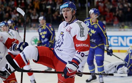 esk hokejista Dmitrij Jakin se raduje z trefy v duelu eskch her proti...