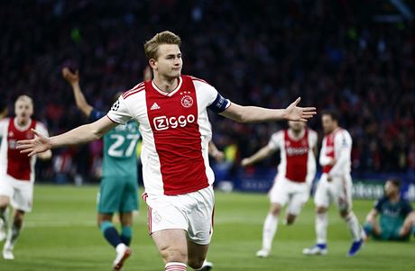 Kapitán Ajaxu Matthijs de Ligt pi oslav gólu, který dal v semifinále Ligy...