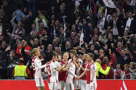 Fotbalisté Ajaxu slaví gól proti Tottenhamu.