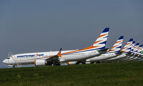 Uzemnná letadla Boeing 737 MAX spolenosti Smartwings na letiti v praské...