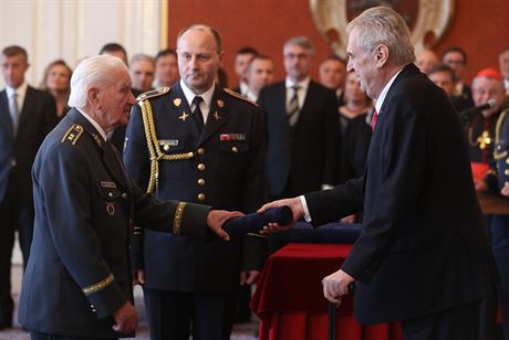Jmenování generál na Praském hrad v kvtnu 2019, prezident Milo Zeman povyuje veterána RAF, váleného letce, Emila Boka.