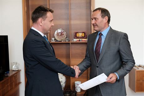 Ministr dopravy Vladimír Kremlík a nastupující éf SD Pavol Kováik.