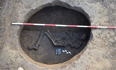 V jedné z jam nalezli archeologové tisíce let starou kostru, která byla...