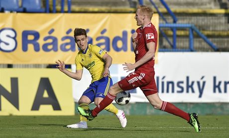 Patrik Slamna (vlevo) ze Zlína sleduje Václava Jemelku z Olomouce.