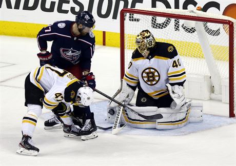Gólman Bostonu Tuukka Rask zasahuje ve tvrtém utkání druhého kola play off NHL...