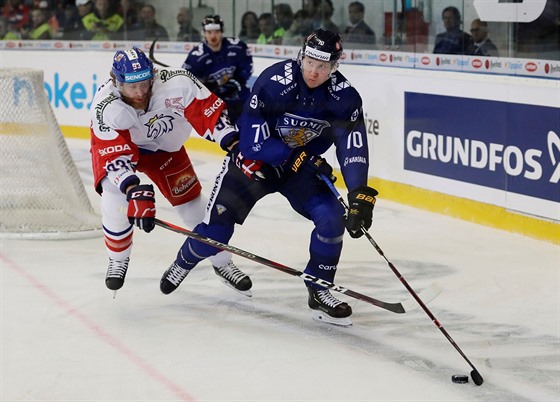 Jakub Voráček (vlevo) a Niko Mikkola z Finska během utkání Carlson Hockey Games...