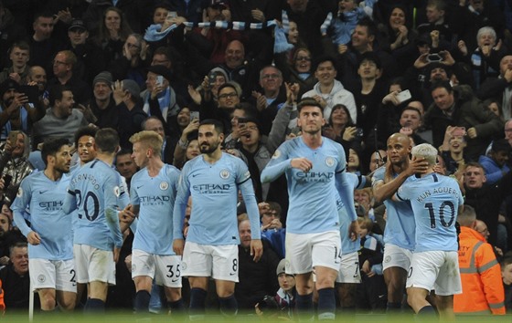 Fotbalisté Manchesteru City oslavují bájenou trefu Vincenta Kompanyho (druhý...