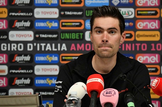 JEDEN Z FAVORIT. Tom Dumoulin na tiskov konferenci ped startem Gira.