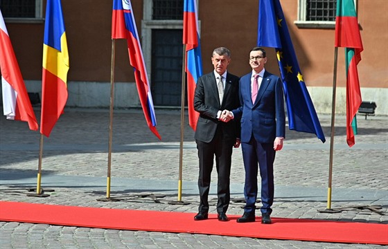 Premiér Andrej Babi (vlevo) a polský premiér Mateusz Morawiecki ped setkáním...