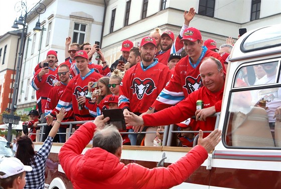 Hokejisté Banské Bystrice oslavují mistrovský titul v otevřeném autobuse