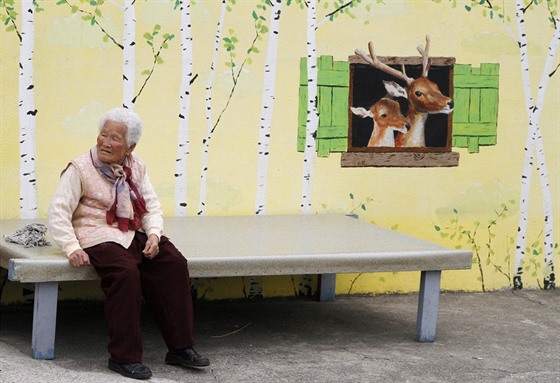 Jihokorejské �koly p�ijímají negramotné seniory.