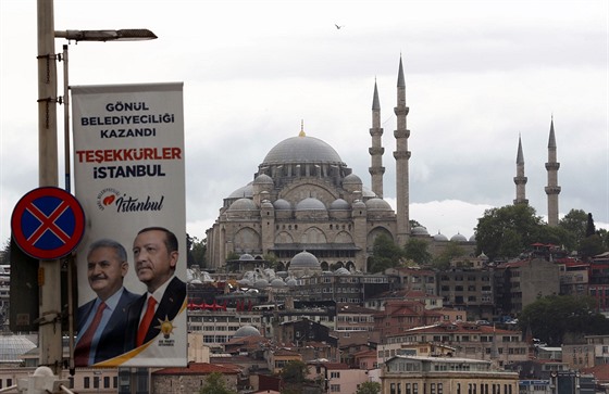 Plakát s fotografií tureckého prezidenta Tayyipa Erdogana a kandidáta na...
