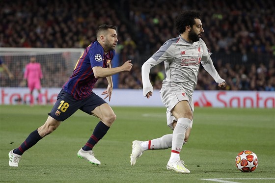 Mohammed Salah z Liverpoolu spchá s míem, nahání ho Jordi Alba z Barcelony.