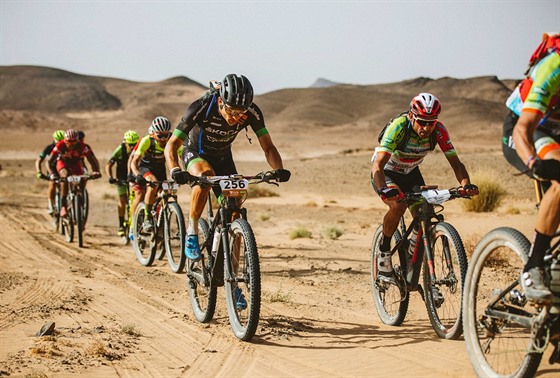 eský biker Filip Adel bhem tvrté etapy závodu Garmin Titan Desert.