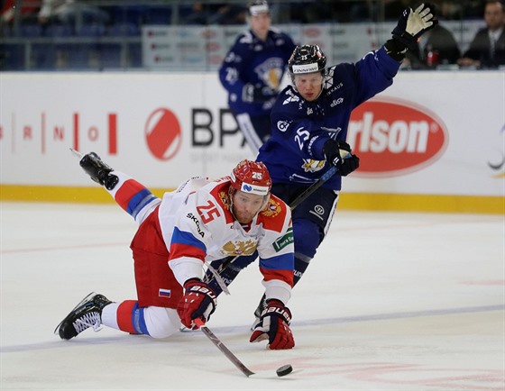 Michail Grigorenko z Ruska (vlevo) v utkání eských her padá po zákroku Toniho...